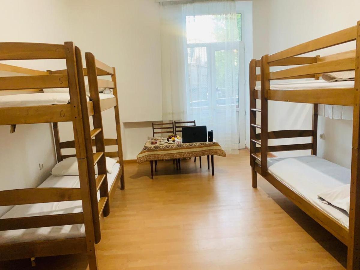 Infinity Hostel & Tour 耶烈万 外观 照片